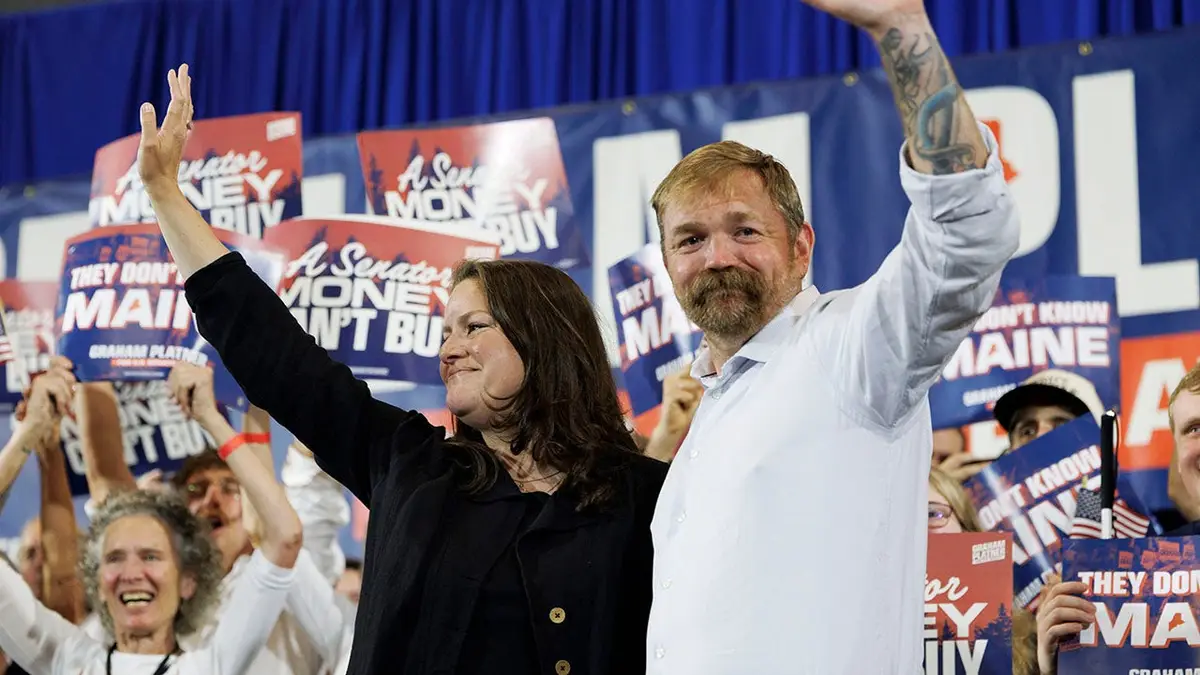 Demokratski kandidat za američki Senat Graham Platner i njegova supruga Amy Gertner mašu pristalicama u Blue Hillu, Maine