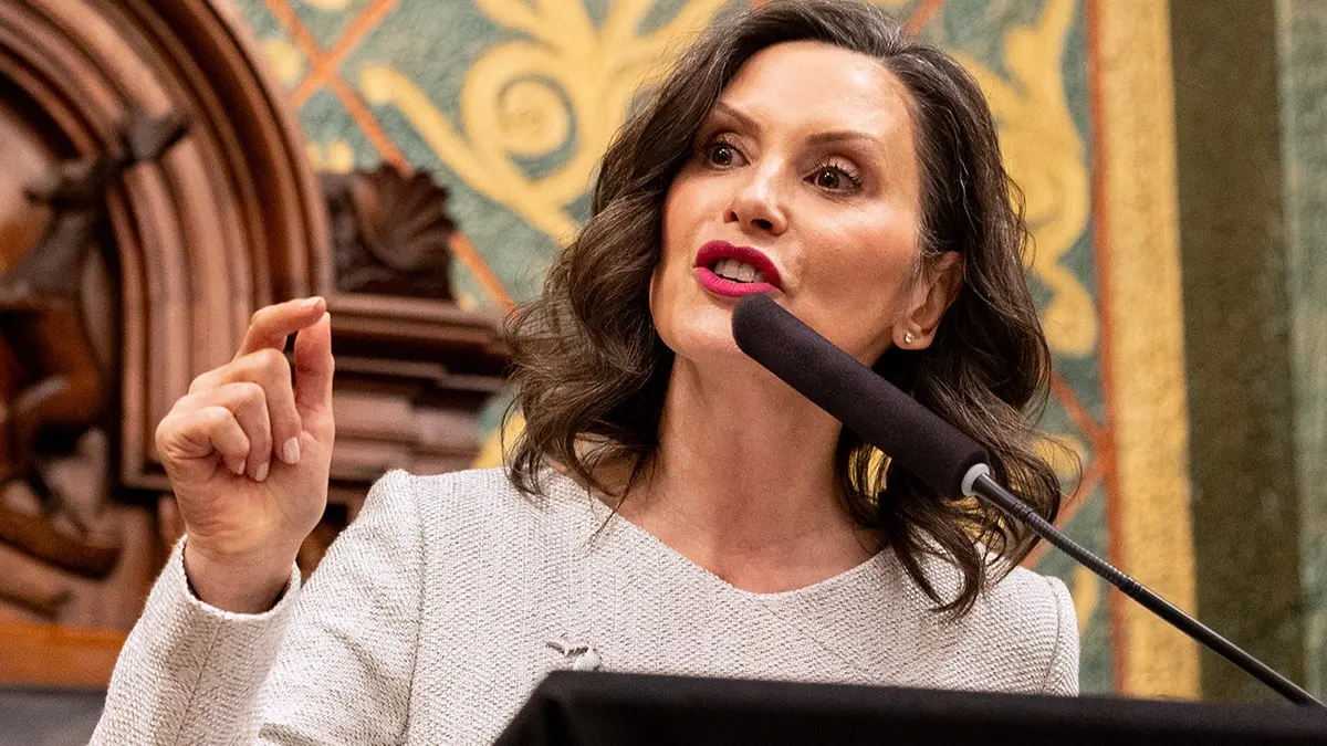 Gretchen Whitmer govori za govornicom unutar Capitola države Michigan.