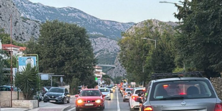 FOTO Mislilo se da će novi most riješiti problem, ali Omiš je ponovno zatrpan kolonama