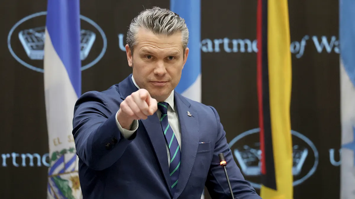 Pete Hegseth pokazuje