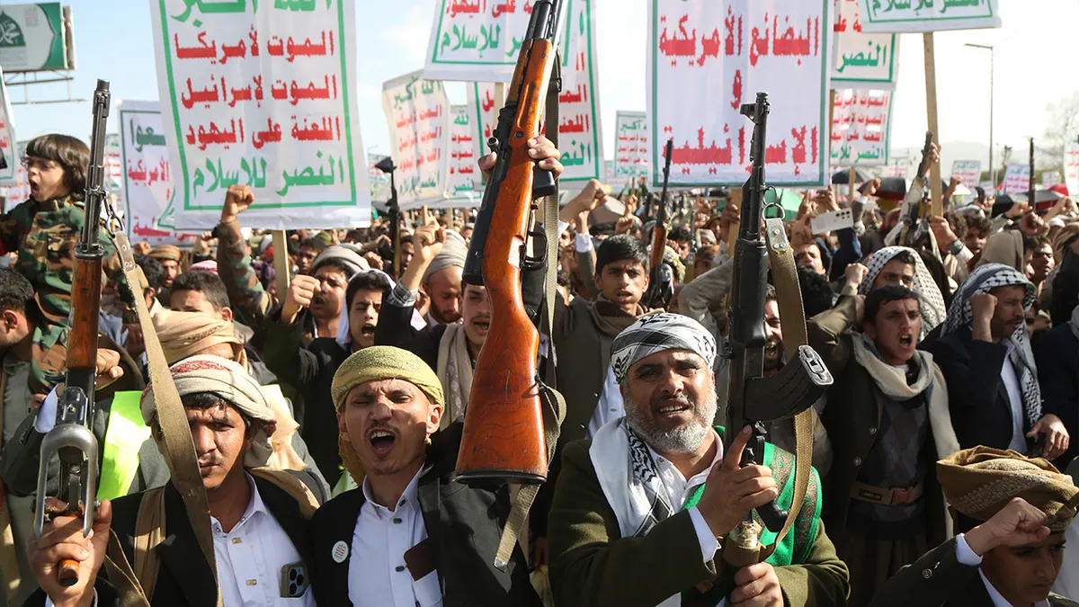 Pristaše jemenskih Hutija mašu oružjem i uzvikuju parole protiv SAD-a i Izraela tijekom demonstracija organiziranih u znak solidarnosti s Iranom 3. travnja 2026. u Sani, Jemen.
