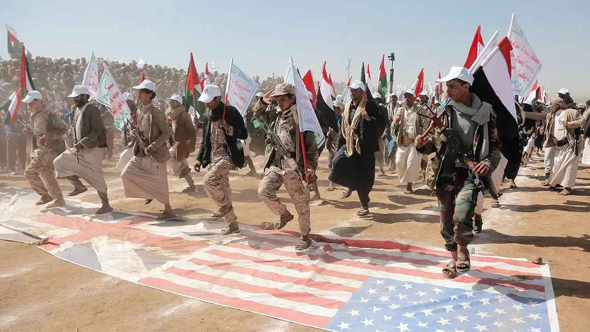 Houthi borci gaze zastave SAD-a i Velike Britanije