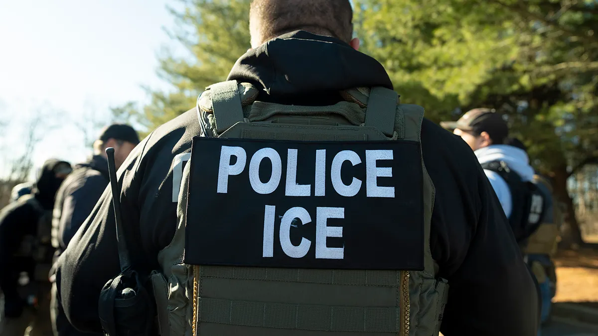 Terenski službenik američke imigracijske i carinske službe u Baltimoreu
