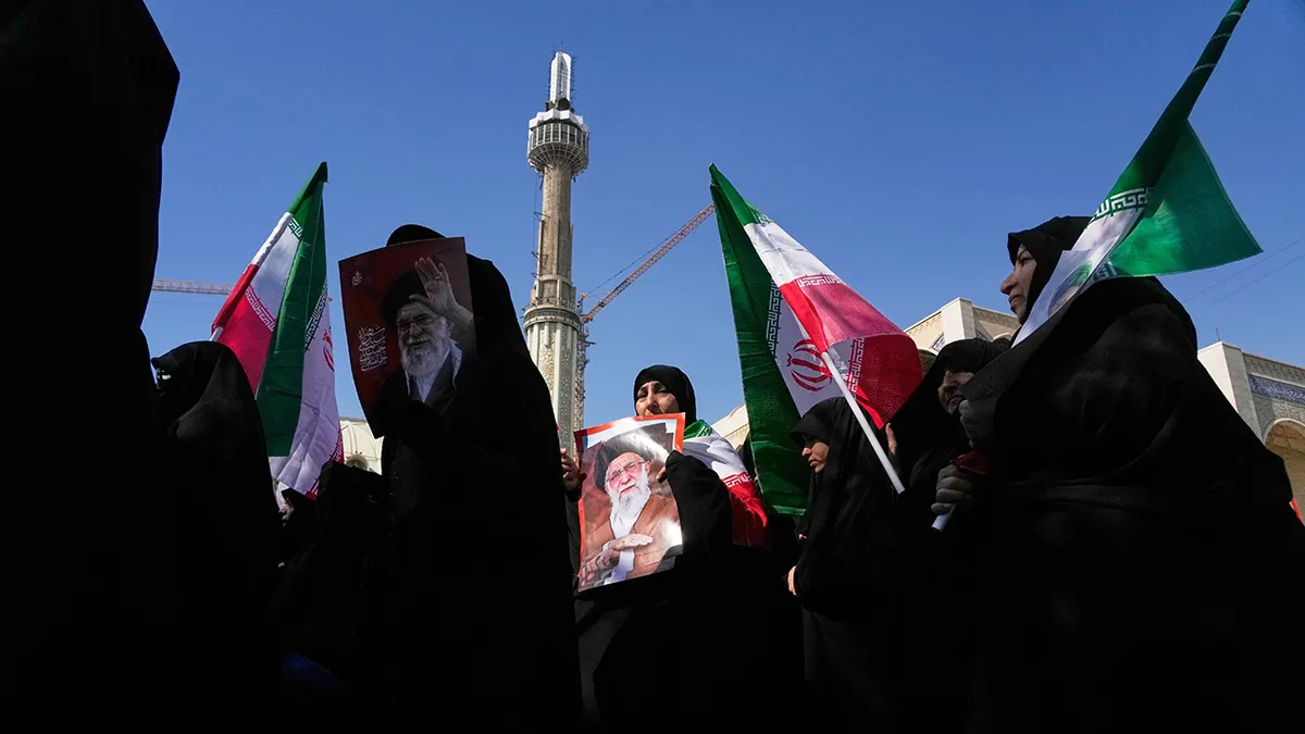 Žene koje drže iranske zastave i portrete pokojnog vrhovnog vođe Alija Khameneija u džamiji.