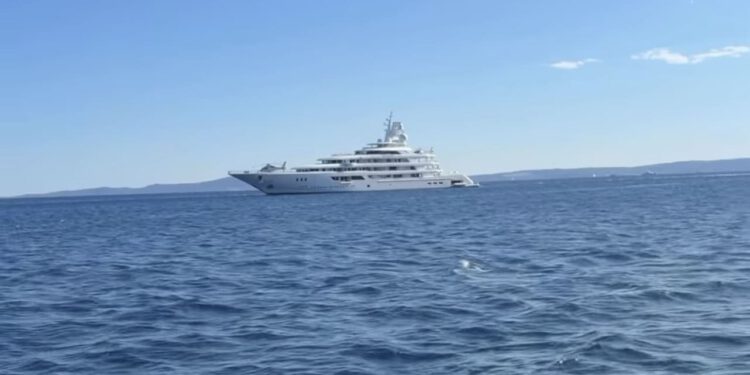 Milijarderova grdosija osvanula pred Splitom: S Meja snimljena jahta duga čak 117 metara