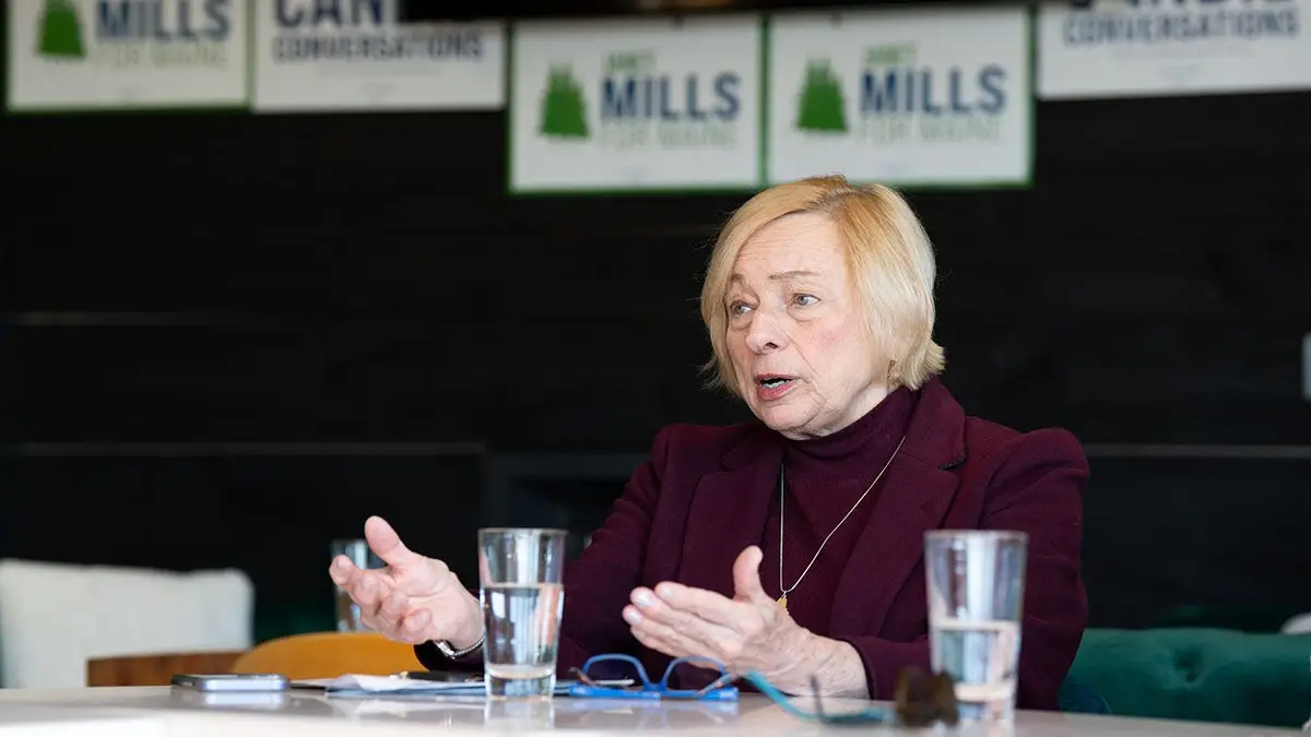 Janet Mills govori tijekom okruglog stola u Westbrooku, Maine