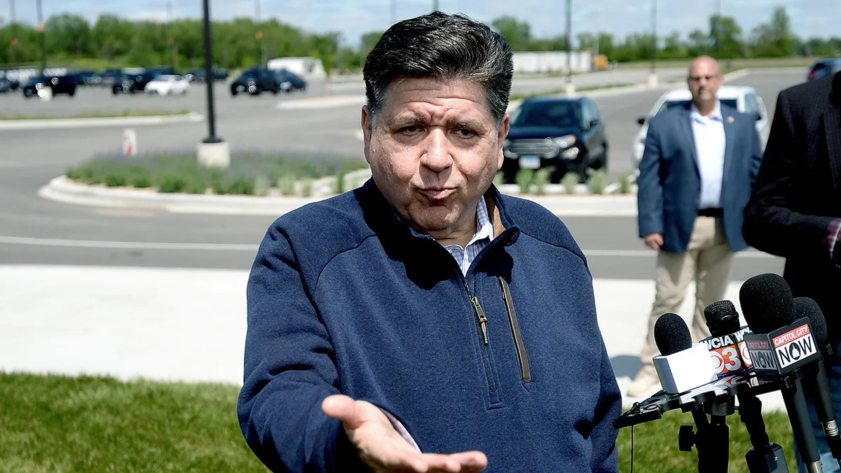 Guverner Illinoisa JB Pritzker razgovara s novinarima