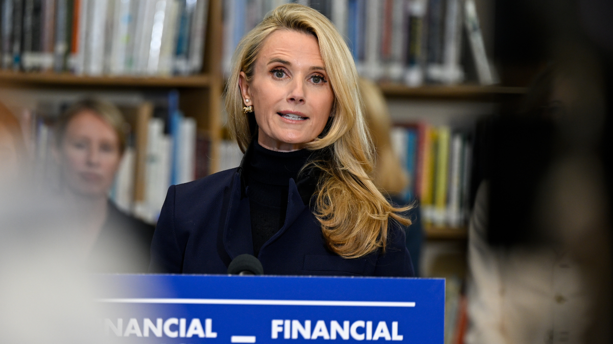 Supruga Gavina Newsoma Jennifer Siebel Newsom viđena je kako govori publici.