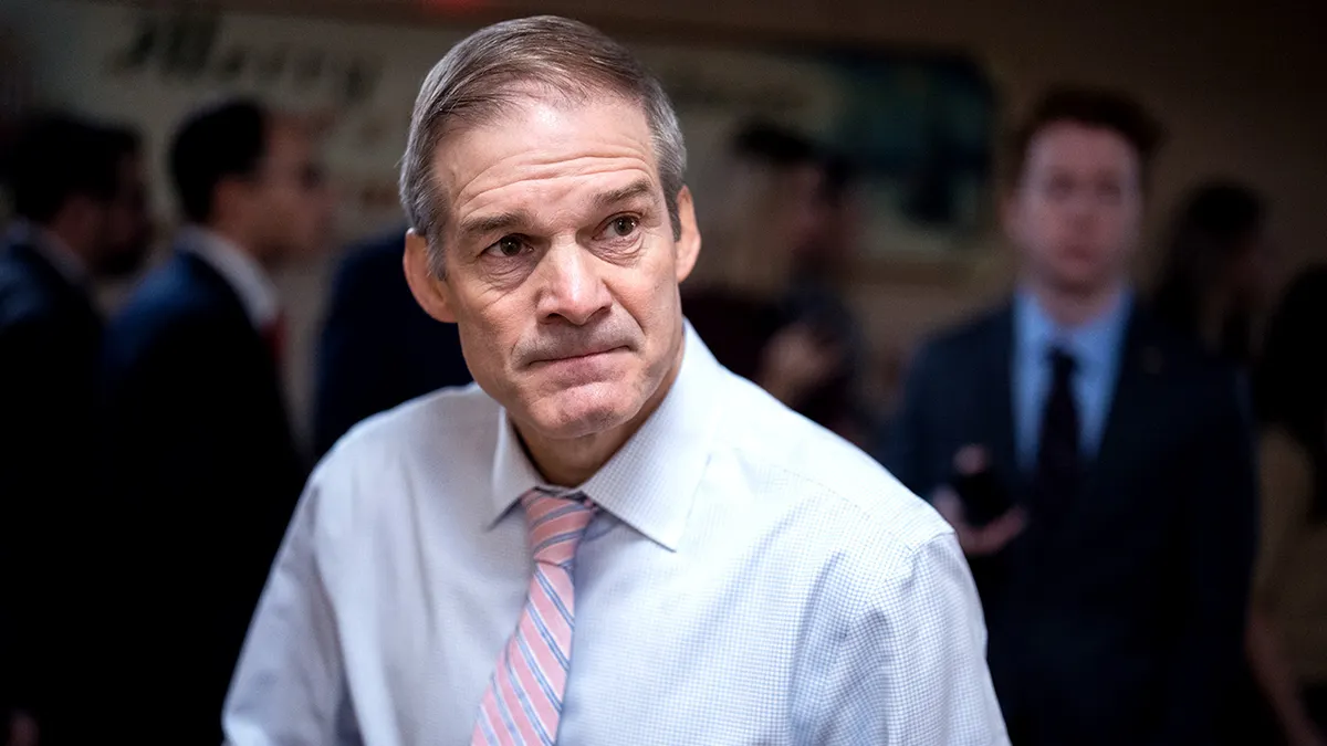 Zastupnik Jim Jordan šeta američkim Kapitolom nakon što je prisustvovao sastanku republikanske konferencije Predstavničkog doma.