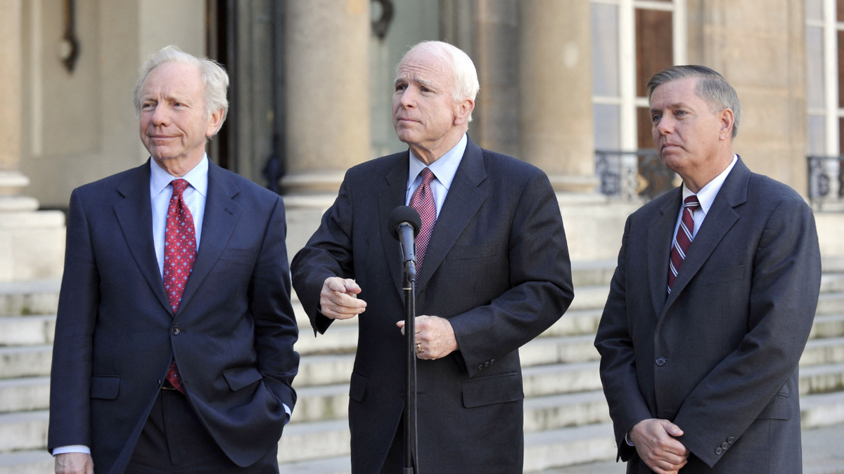 NAS. Senator Joe Lieberman (L), republikanski predsjednički kandidat senator John McCain (C) i republikanski senator Graham Lindsey razgovaraju s novinarima nakon sastanka s francuskim predsjednikom Nicolasom Sarkozyjem u Elizejskoj palači u Parizu 21. ožujka 2008.