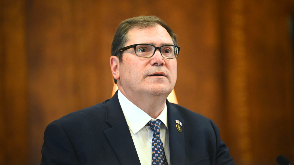 John Sarcone, američki odvjetnik za Sjeverni okrug New Yorka promatra.
