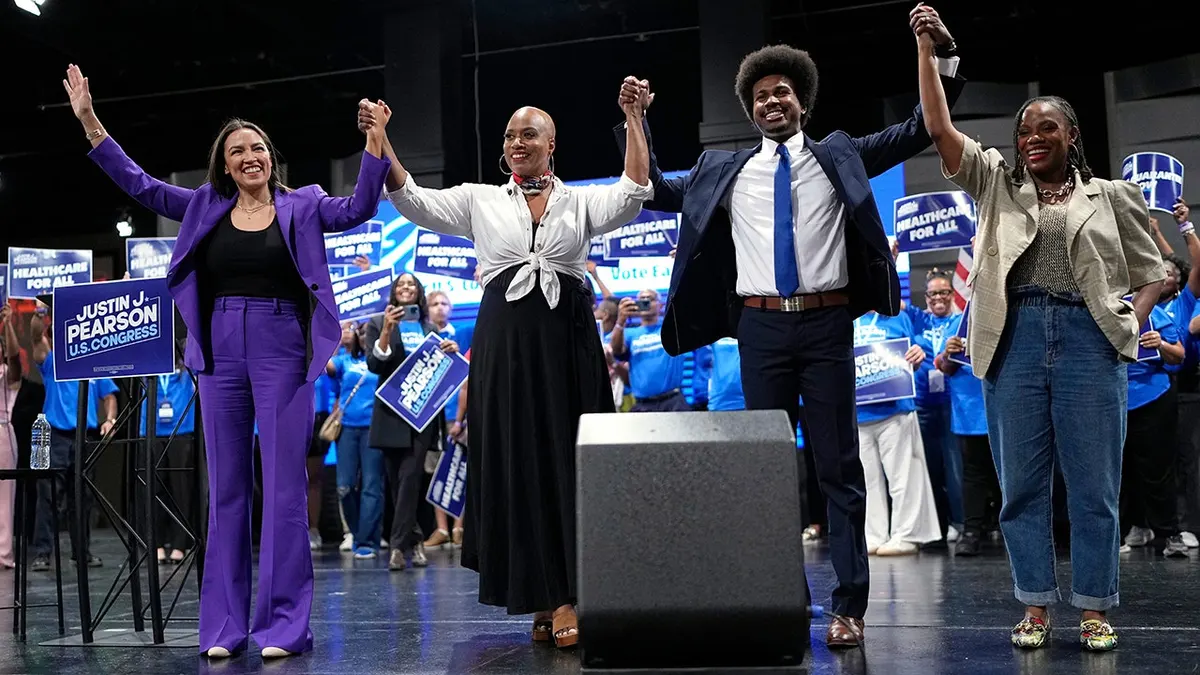 Justin J. Pearson stoji na pozornici s Alexandrijom Ocasio-Cortez, Ayannom Pressley i Summer Lee na predizbornom skupu.