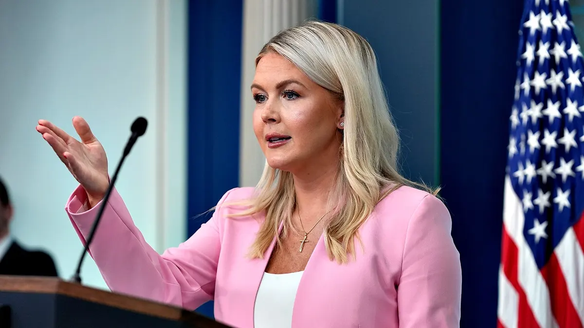Karoline Leavitt razgovara s novinarima u sobi za brifing.