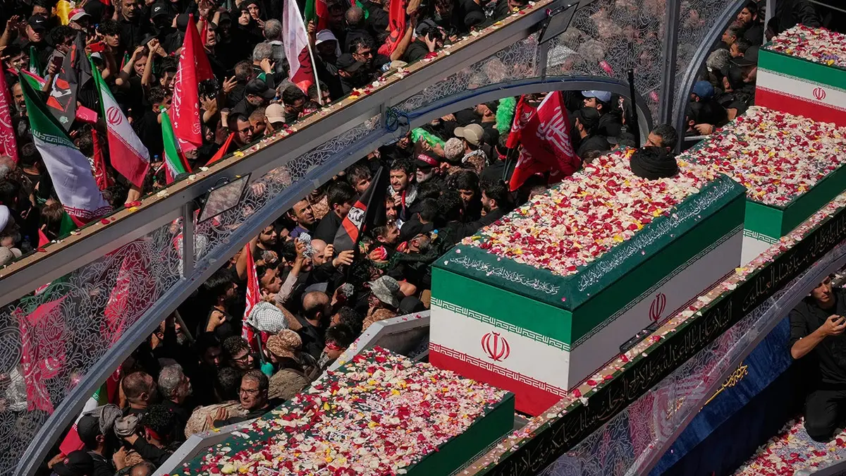 Lijes iranskog vrhovnog vođe ajatolaha Ali Khameneija kretao se Teheranom