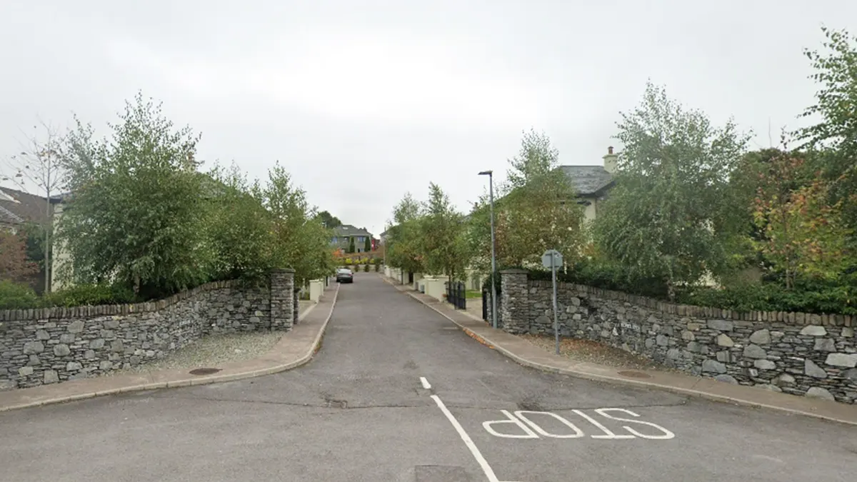 Ulaz u stambeno naselje Homeland na Muckross Roadu u Killarneyu, Irska, gdje je živio Jamey Carney.