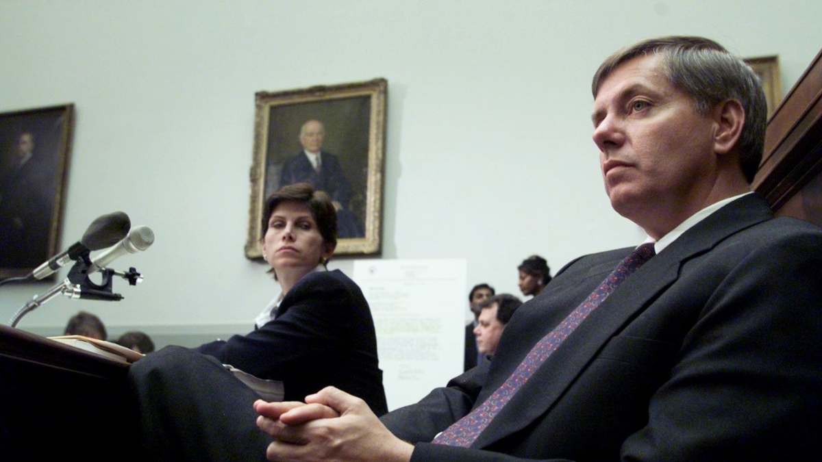 Zastupnici Mary Bono i Lindsey Graham slušaju svjedočenje na saslušanjima Odbora za pravosuđe Predstavničkog doma o tome treba li opozvati predsjednika Clintona.