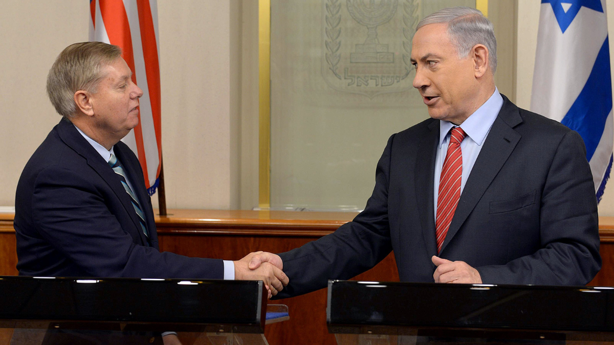Senator Sjedinjenih Država Lindsey Graham rukuje se s izraelskim premijerom Benjaminom Netanyahuom tijekom konferencije za novinare u Jeruzalemu, Izrael, 27. prosinca 2014.