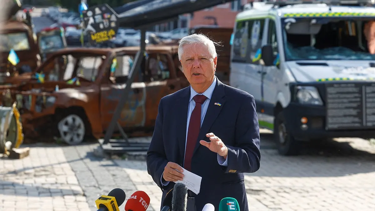 Slika snimljena 10. srpnja 2026. prikazuje američkog senatora Lindseyja Grahama (R-SC) u razgovoru s medijima nakon sastanka s ukrajinskim predsjednikom Volodimirom Zelenskim, usred ruskog napada na Ukrajinu, u Kijevu, Ukrajina