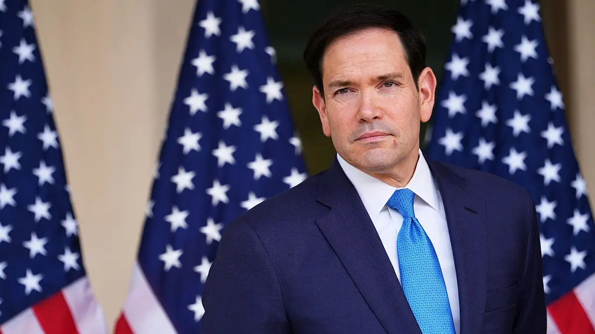 Američki državni tajnik Marco Rubio gleda tijekom ceremonije posvećenja veleposlanstva