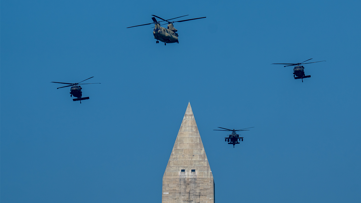 Zrakoplovi američke vojske lete iznad Washington Monumenta
