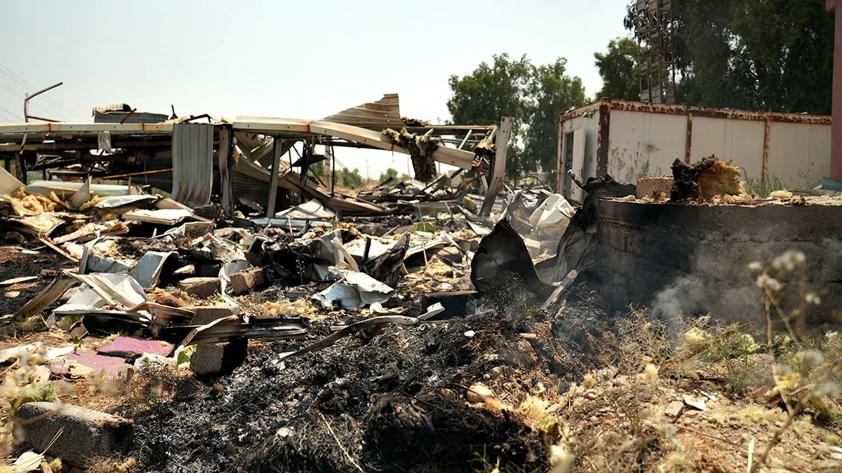 Oštećene strukture stoje na mjestu zračnog napada u Mosulu, Irak.
