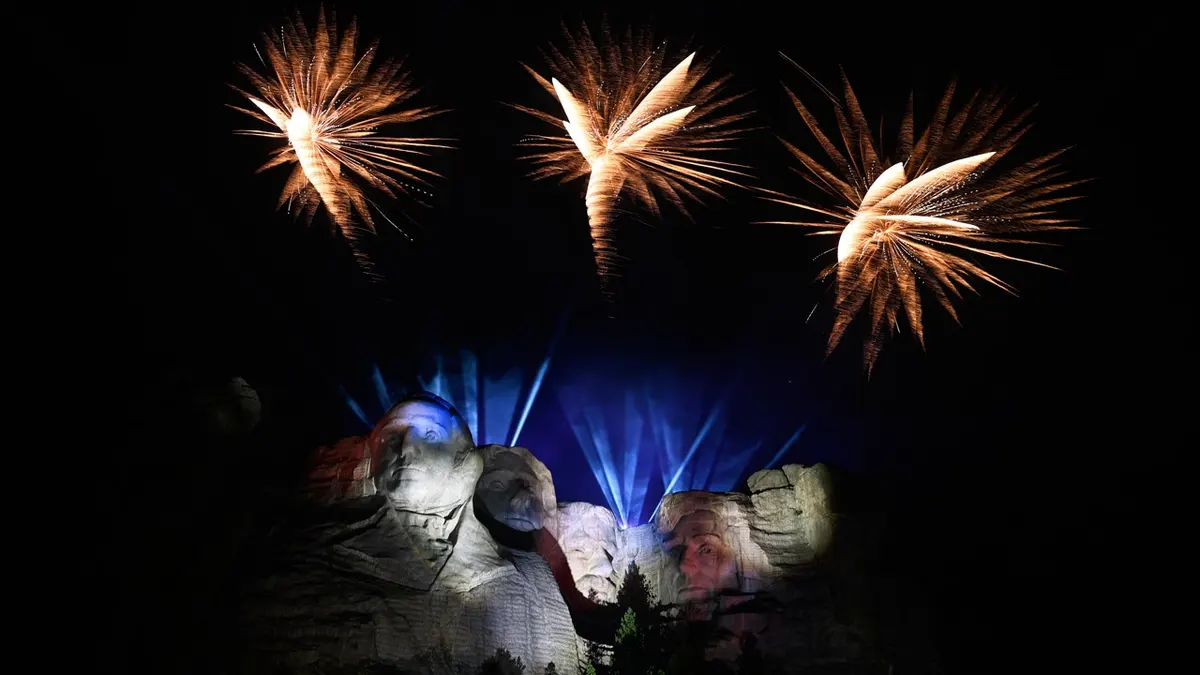 Vatromet je eksplodirao nakon govora predsjednika Donalda Trumpa u Nacionalnom spomeniku Mount Rushmore, u petak, 3. srpnja 2026., u blizini Keystonea, SD