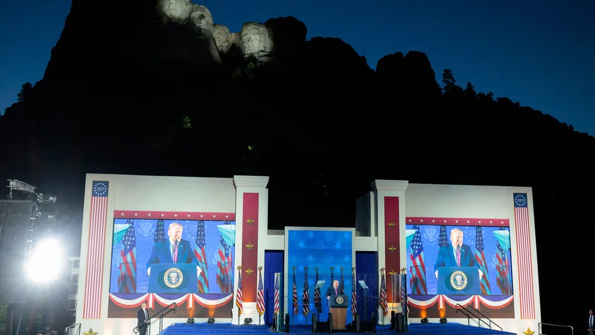 Predsjednik Donald Trump govori ispod planine Rushmore