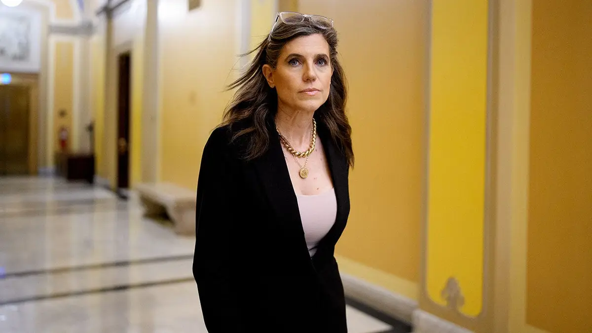 Zastupnica Nancy Mace u šetnji ispred zgrade američkog Kapitola u Washingtonu, DC