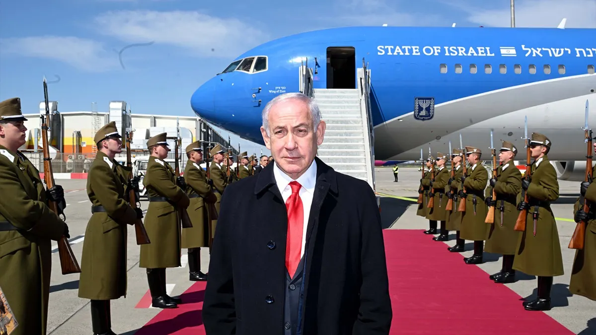 Benjamin Netanyahu s izraelskim avionom i vojskom u pozadini