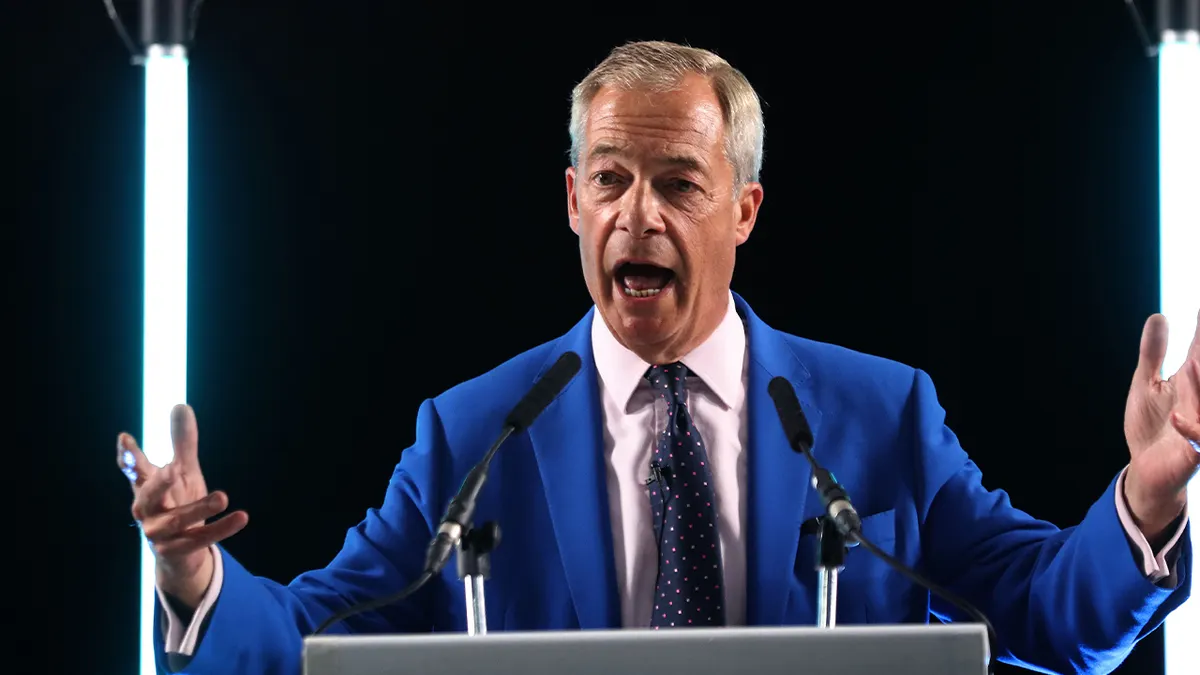 Vođa reforme Nigel Farage obraća se okupljenima u Holiday Innu 29. lipnja 2026. u Norwichu, Engleska. Dopunski izbori za odabir sljedećeg povjerenika policije Norfolka i kriminala (PCC) održat će se u četvrtak, 16. srpnja 2026. Izbore je pokrenula ostavka bivše PCC Sarah Taylor zbog ozbiljne bolesti u njezinoj obitelji. Dopunski izbori potaknuli su značajnu raspravu, budući da nosi procijenjeni trošak poreznih obveznika od 2 milijuna funti za ulogu koja bi trebala biti ukinuta 2028. kada regionalni planovi decentralizacije uvedu izravno izabranog gradonačelnika za Norfolk i Suffolk.