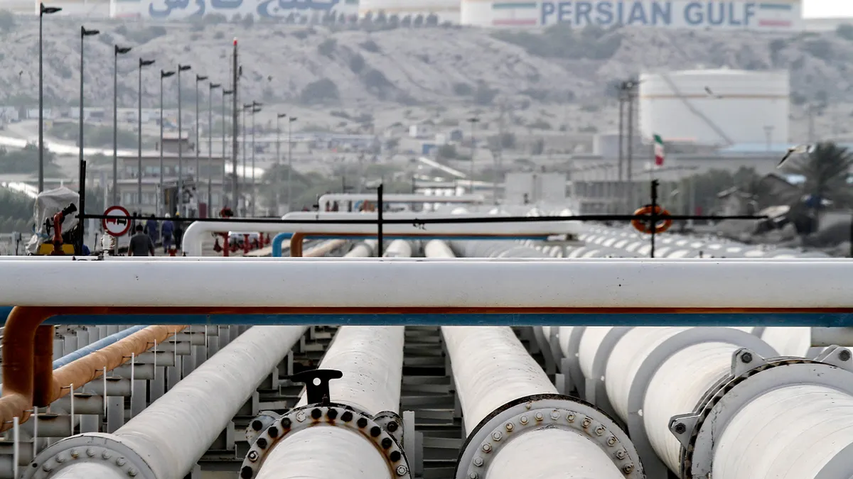 Izvozni naftovodi prolaze preko industrijskog postrojenja na otoku Kharg duž iranske obale Perzijskog zaljeva.