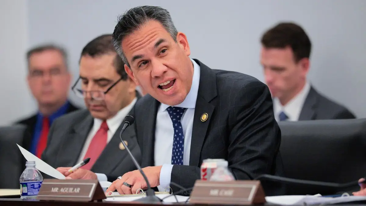 Rep. Pete Aguilar postavlja pitanja američkom ministru obrane Peteu Hegsethu tijekom saslušanja na američkom Kapitolu 10. lipnja 2025. u Washingtonu, DC.