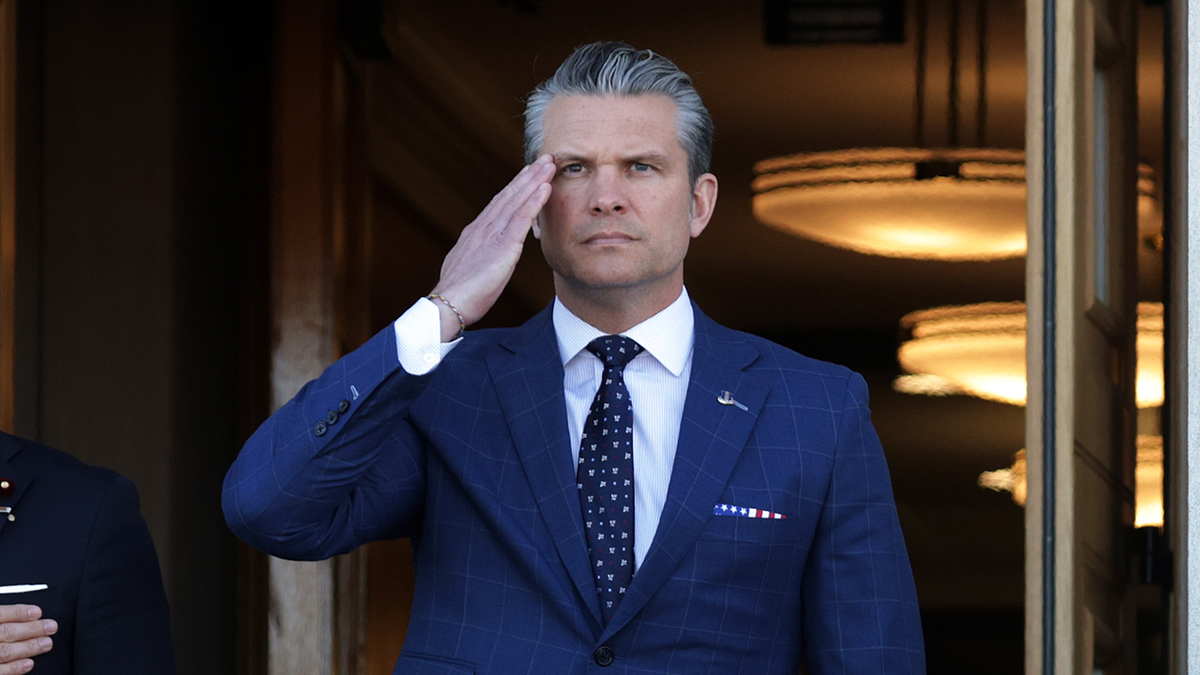 Američki ministar rata Pete Hegseth pozdravlja