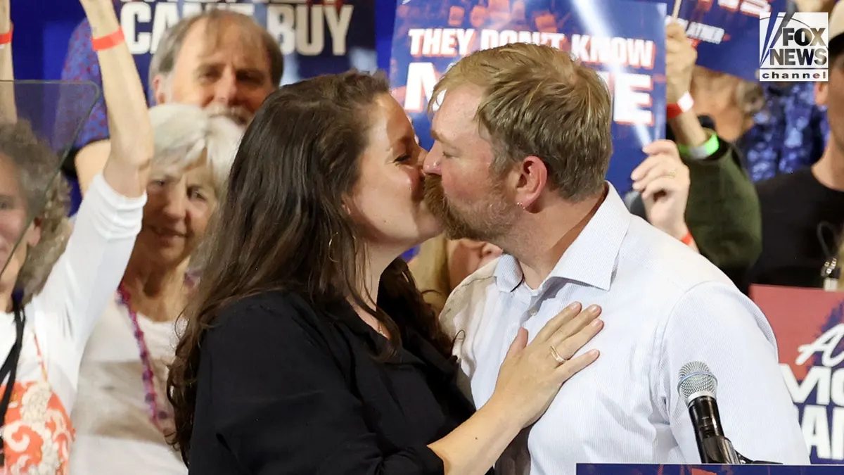 Graham Platner i Amy Gertner grle se na senatskoj demokratskoj zabavi.