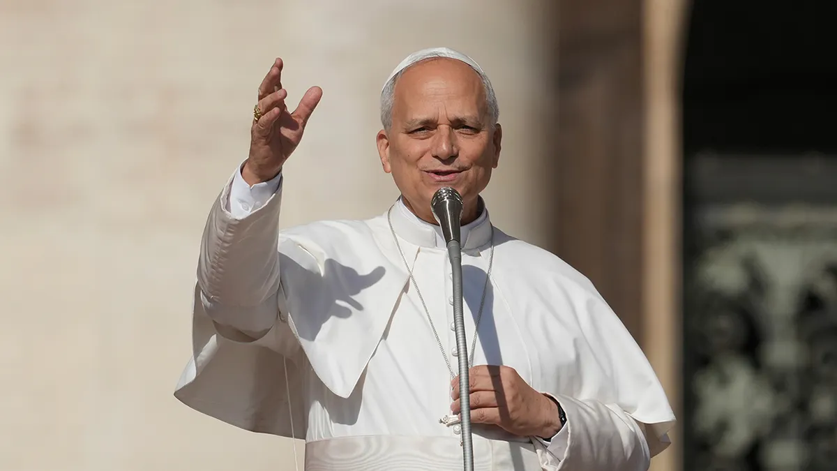 Papa Leon XIV podiže ruku prema gomili na Trgu svetog Petra