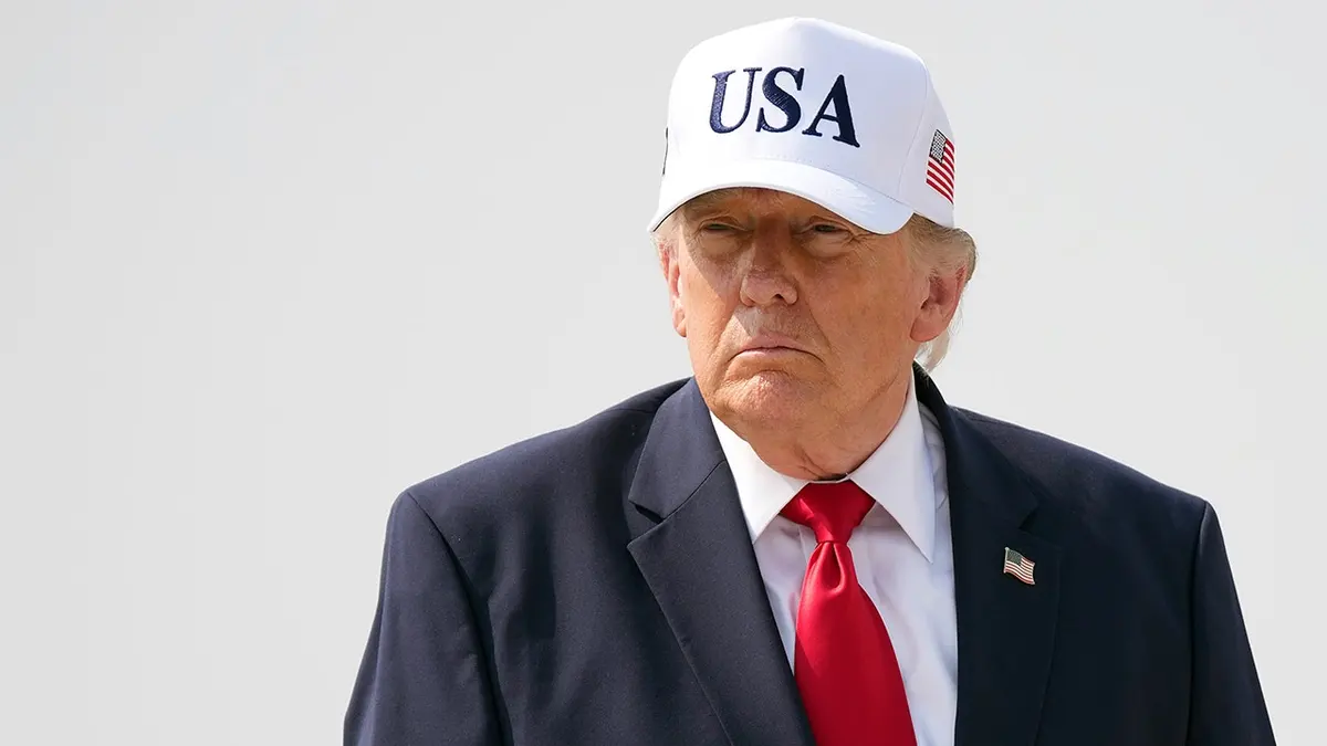 Predsjednik Donald Trump nosi kapu SAD-a