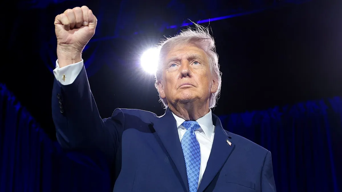Predsjednik Donald Trump drži šaku u zraku