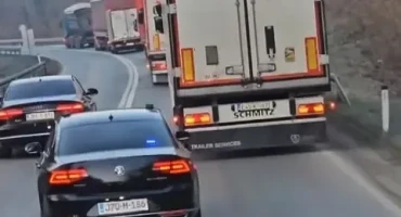 Pretjecanje službenih auta u krivini