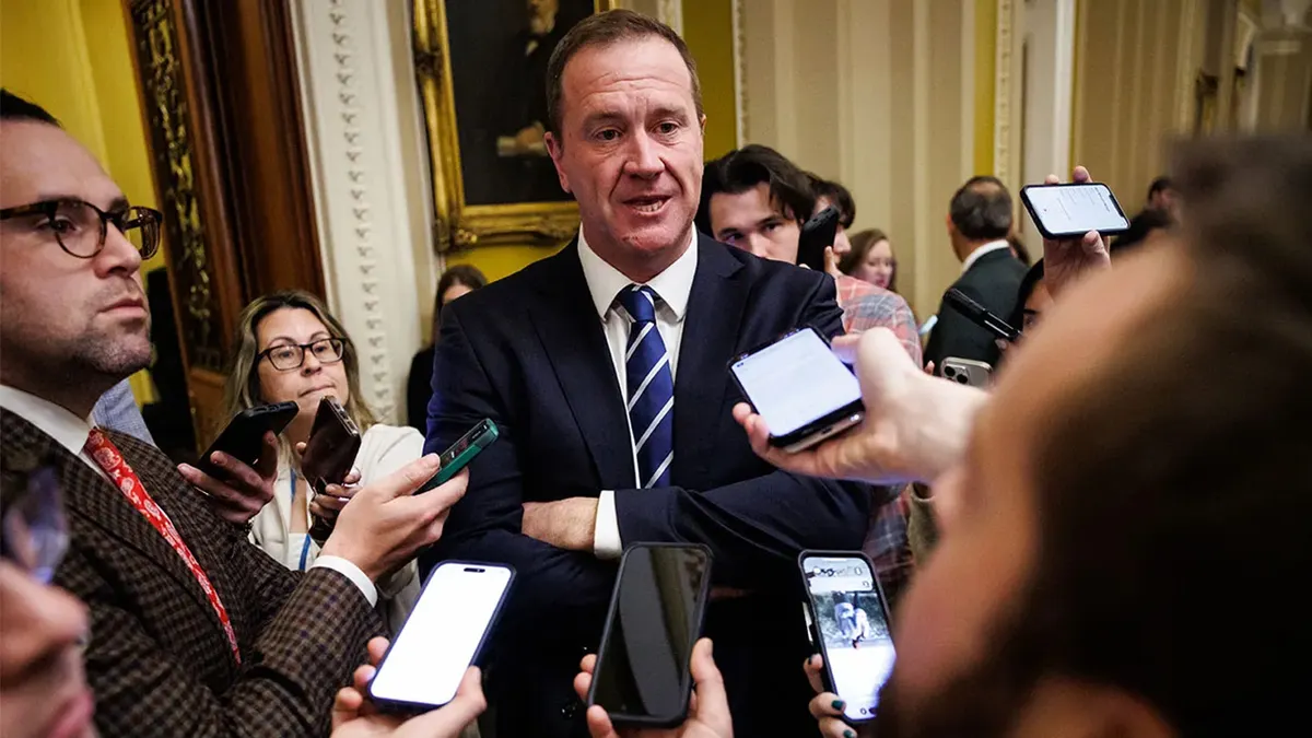 Sen. Eric Schmitt, R-Mo., ispred dvorane Senata