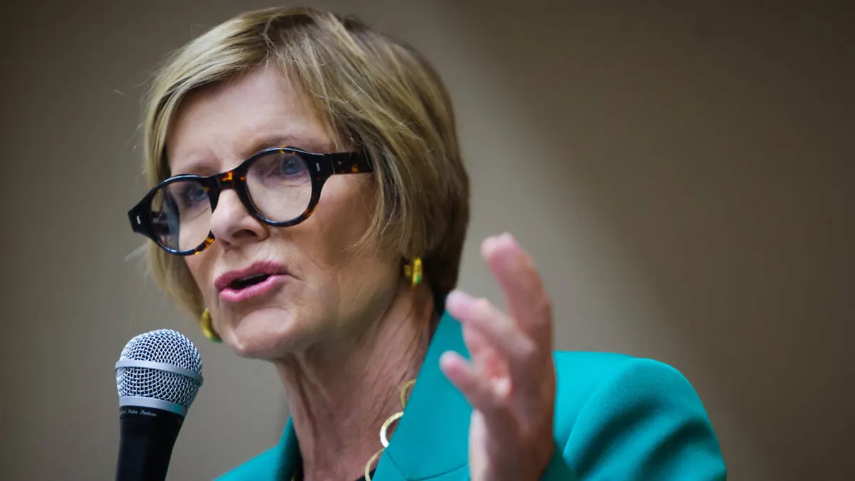 Zastupnica Susie Lee govori držeći mikrofon