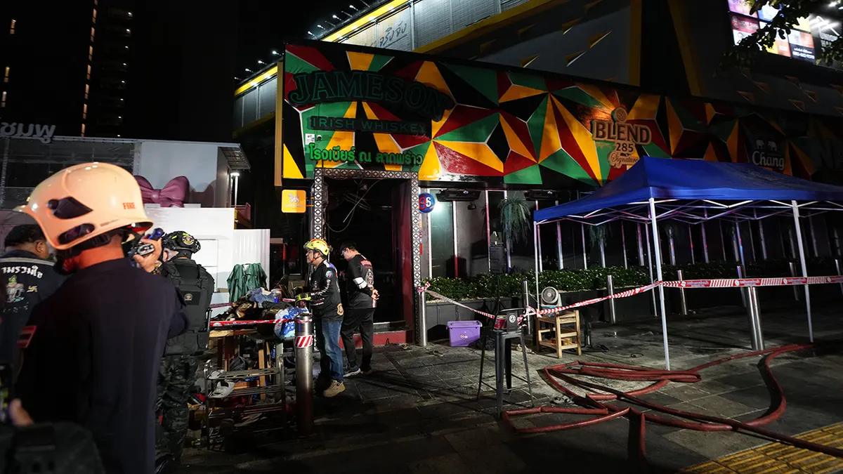 Spasioci rade na mjestu požara u Bangkoku