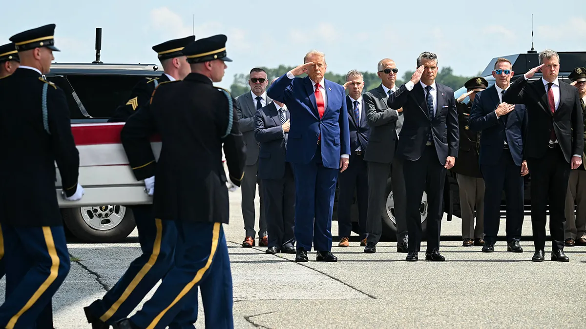 Američki predsjednik Donald Trump salutira dok nositeljski tim američke vojske nosi prijenosnu kutiju ogrnutu zastavom koja sadrži ostatke prvog poručnika Tylera Jamesa Feehana