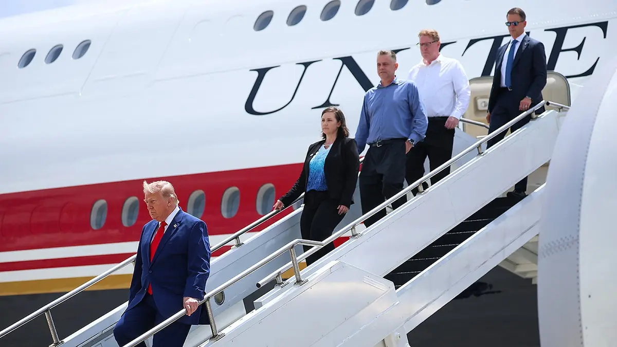 Obitelj prvog poručnika vojske Tylera Jamesa Feehana napušta Air Force One s predsjednikom Trumpom.