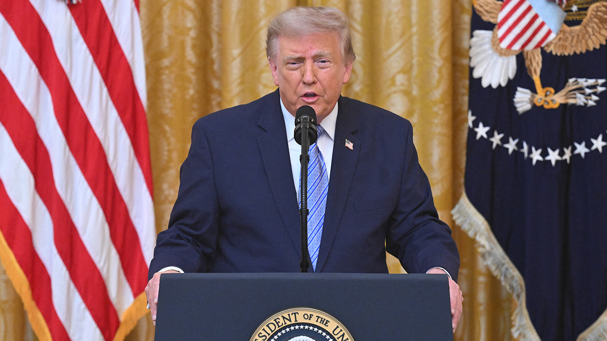 Predsjednik Donald Trump govori u mikrofon dok daje primjedbe Bijeloj kući 16. srpnja 2026.