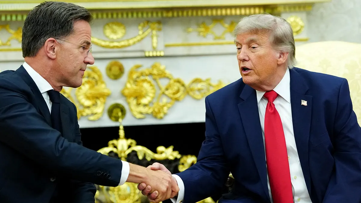 Američki predsjednik Donald Trump rukuje se s glavnim tajnikom NATO-a Markom Rutteom