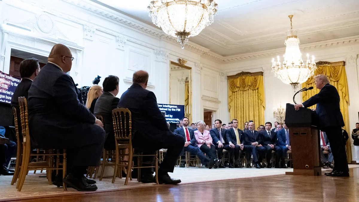 TRUMP NA PODIJU ISTOČNA SOBA S PUBLIKOM