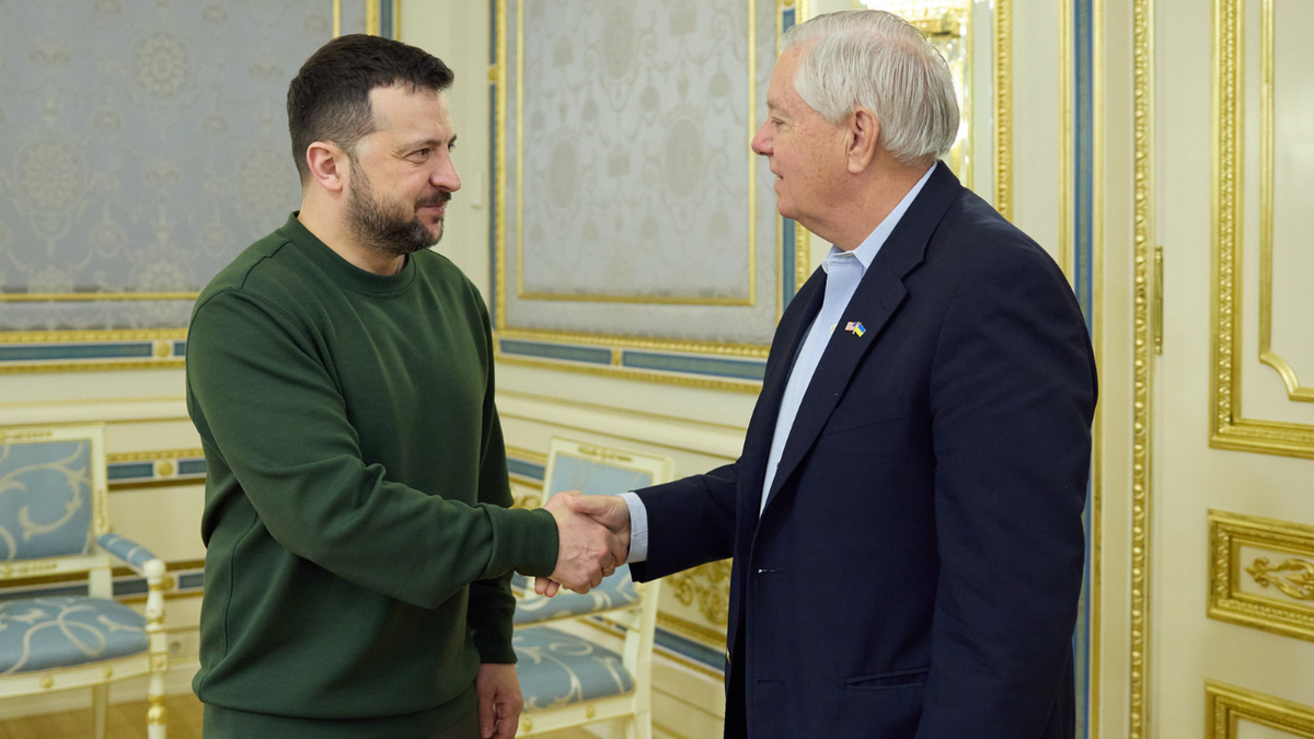 Ukrajinski predsjednik Volodymyr Zelenskyy sastaje se s američkim senatorom Lindseyjem Grahamom u Kijevu, Ukrajina, 18. ožujka 2024.