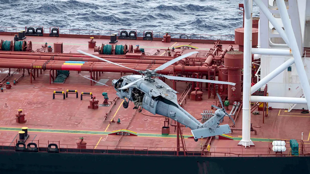 Helikopter slijeće na brod Veronica III na moru.