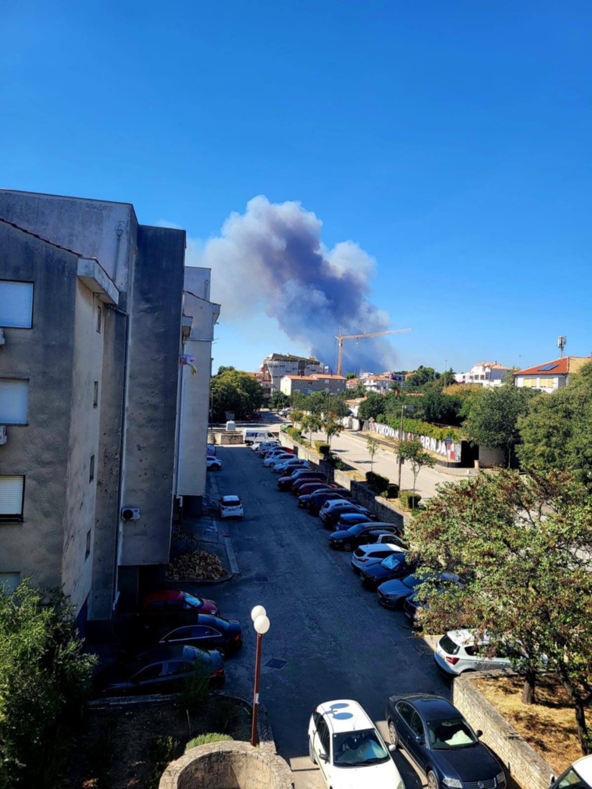 Buknuo požar kod Zadra: "Gori u Ninskim Stanovima, stižu i zračne snage!"