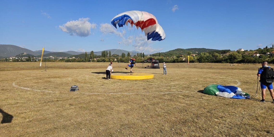UZBUDLJIVA SUBOTA IZNAD SINJA Padobranci se borili s vjetrom, domaćini preuzeli vodstvo